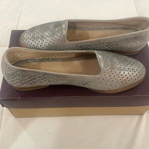 Johnston & Murphy Sloane Slipper Silver Metallic, size 6.5